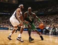 Faker连续二十场比赛得分超过险胜，C9不断突破！赛场气氛高涨