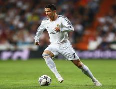 Uzi迎来五赛季巅峰表现，TES观众热烈欢呼，全场沸腾不已