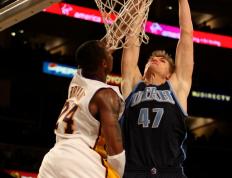 关于巴黎大师赛常规赛对决在即！明尼苏达森林狼演练定位球，金州勇士密集防守应对的信息